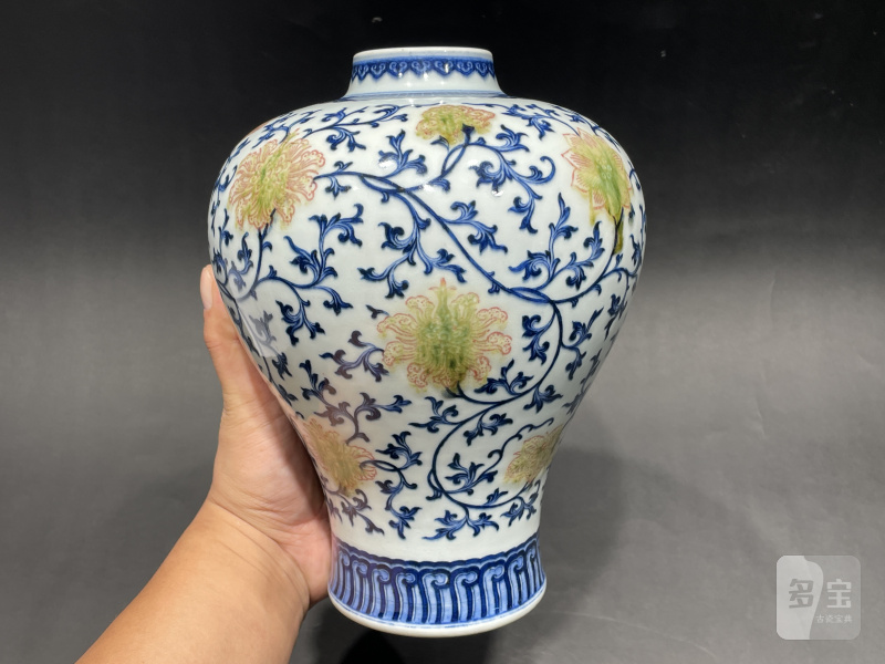 清乾隆 青花釉里红缠枝花卉纹梅瓶 - 图4